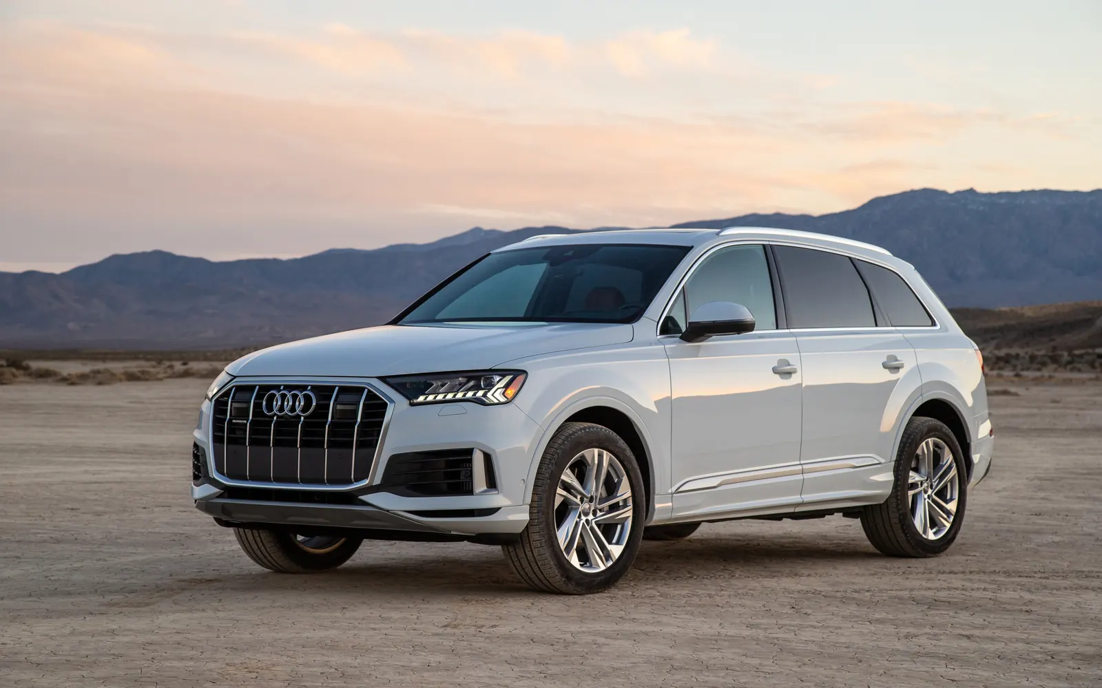 Audi Q7 – вид спереди сбоку