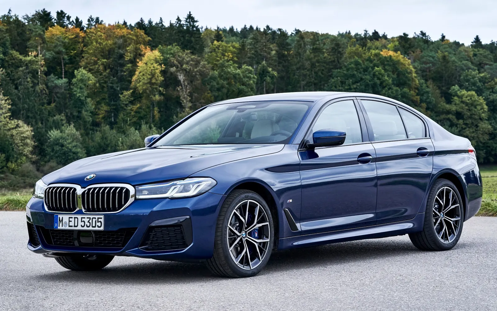 BMW 5 серия (G30) – вид спереди сбоку