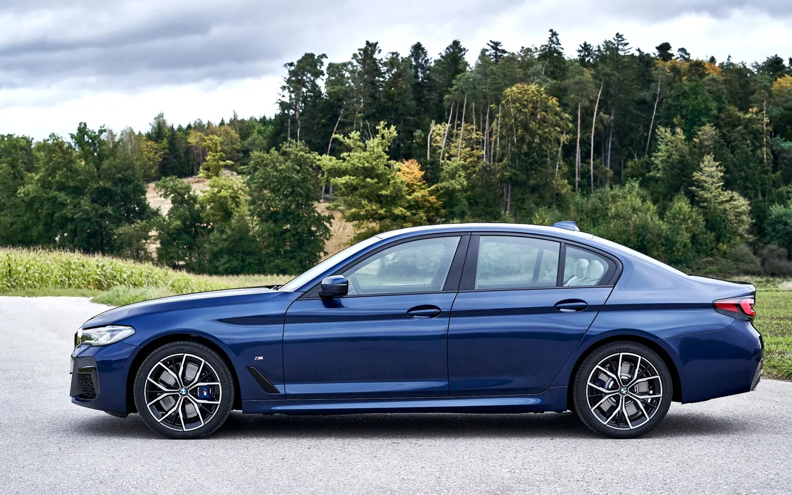 BMW 5 серия (G30) – вид сбоку