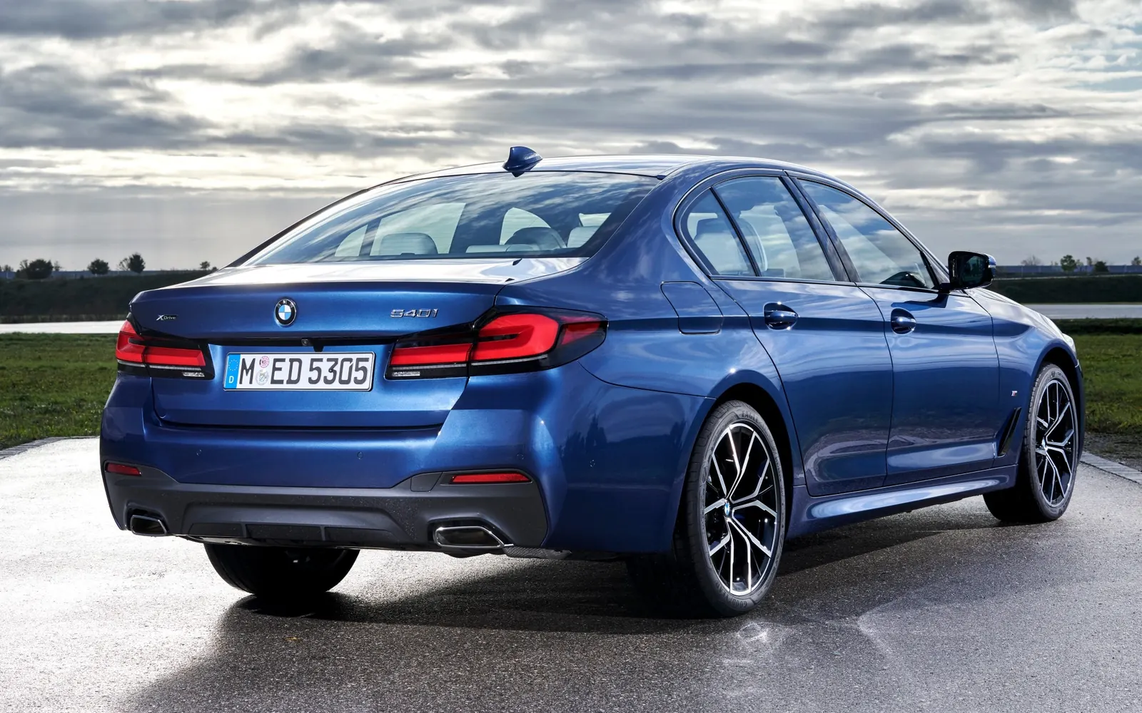 BMW 5 серия (G30) – вид сзади сбоку