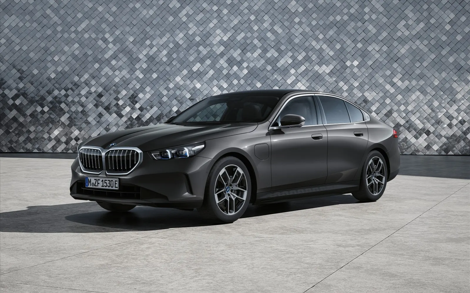 BMW 5 – вид спереди сбоку