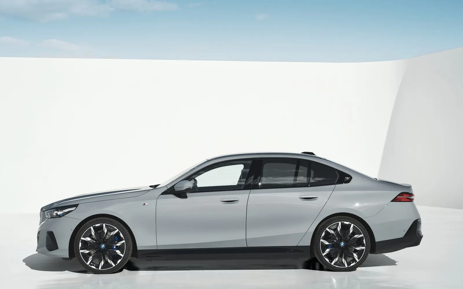 BMW 5 – вид сбоку