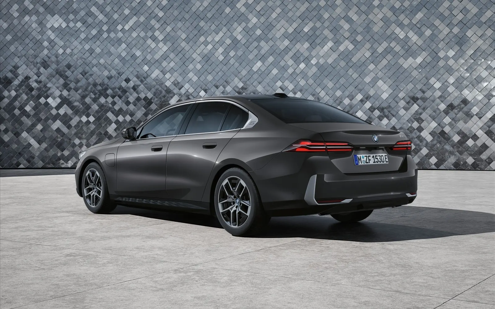 BMW 5 – вид сзади сбоку