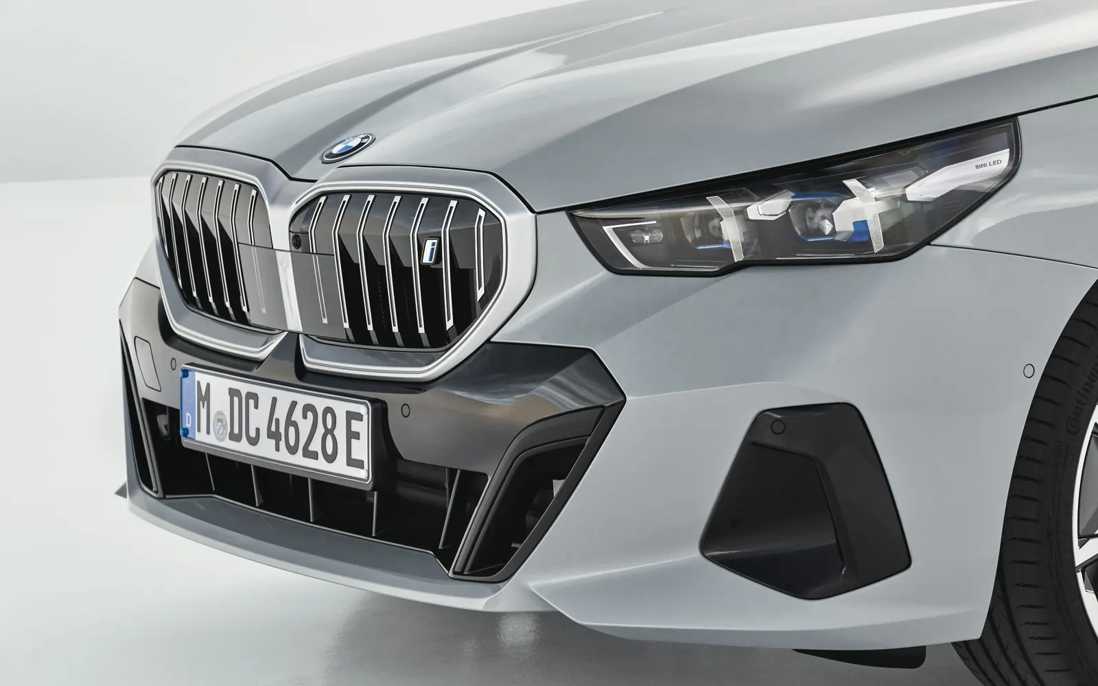 BMW 5 – фара и решётка радиатора