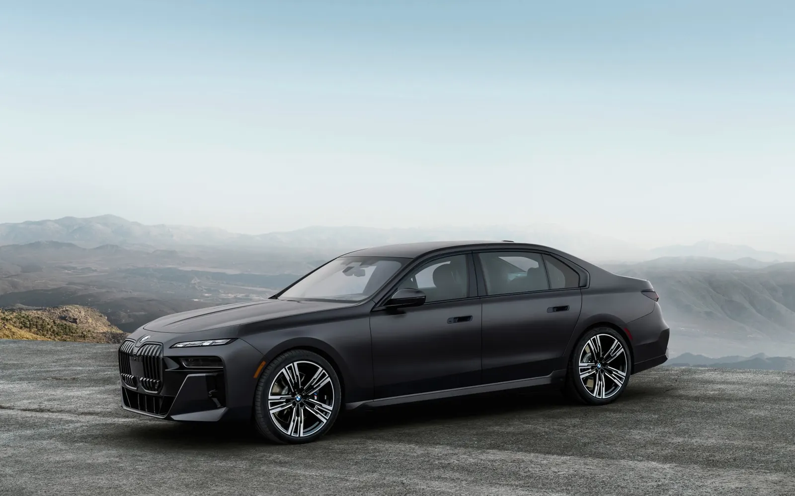 BMW 7 – вид спереди сбоку