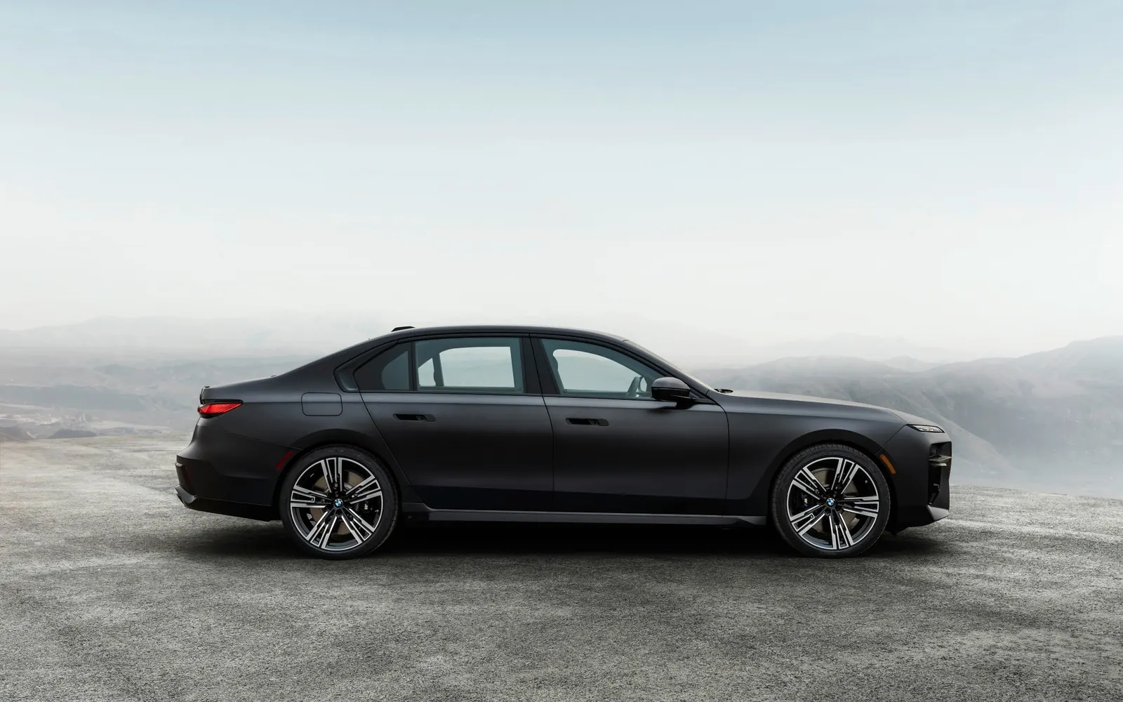 BMW 7 – вид сбоку