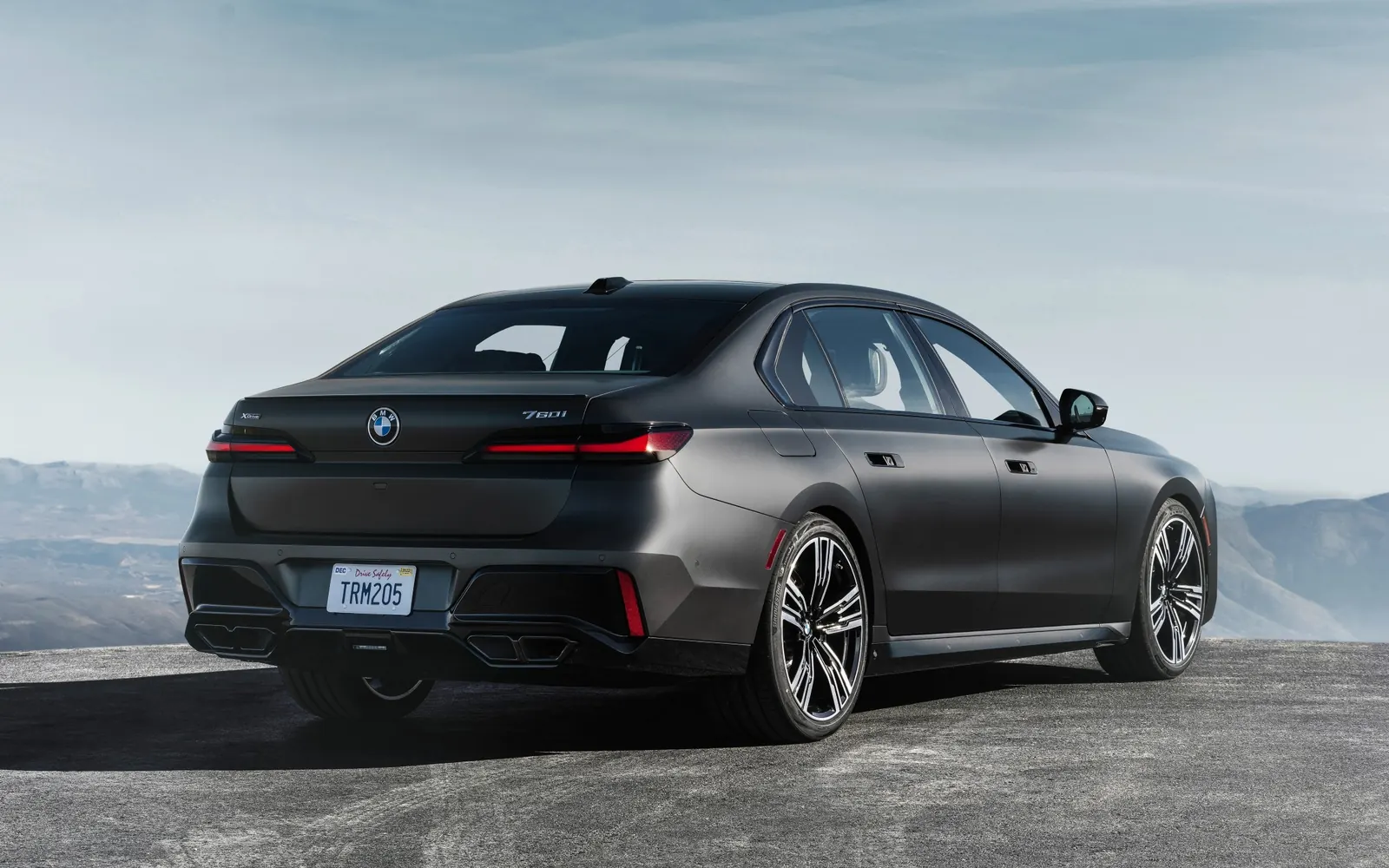 BMW 7 – вид сзади сбоку
