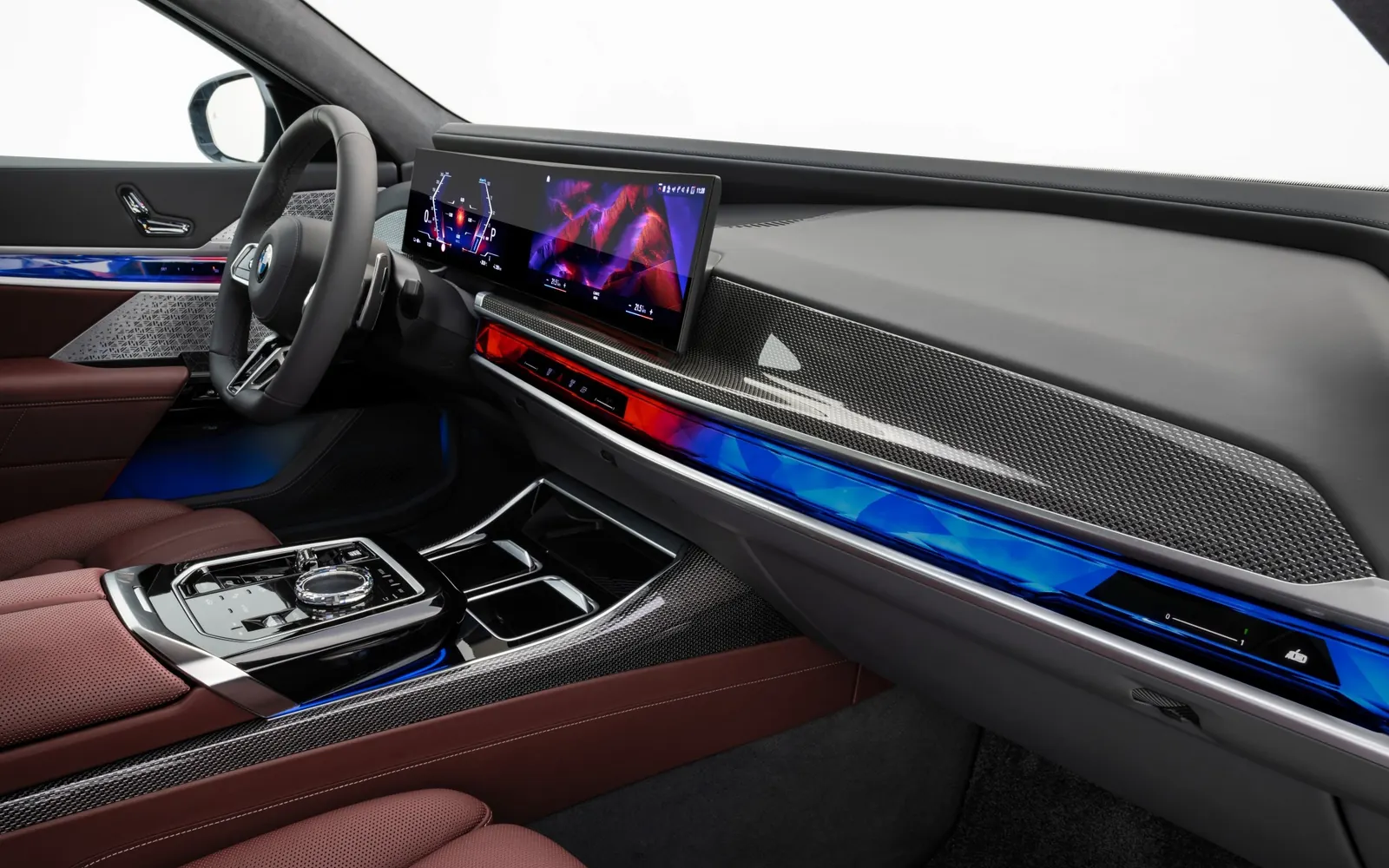 BMW 7 – изогнутый экран мультимедиа и передняя панель