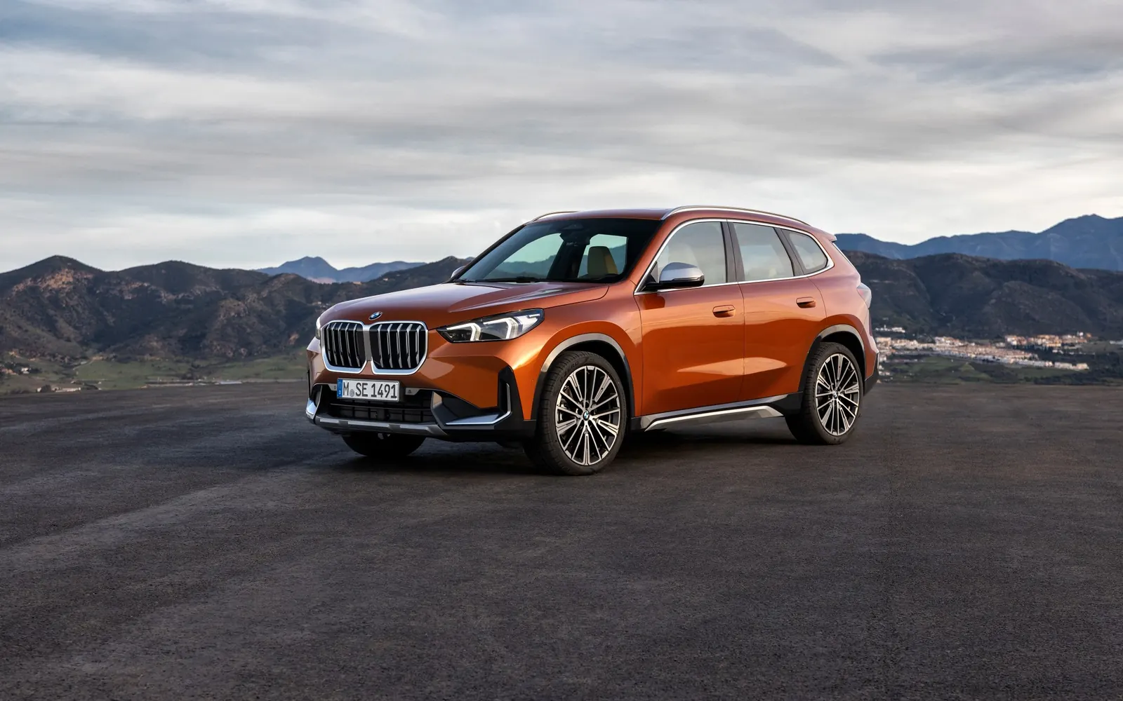 BMW X1 – вид спереди сбоку
