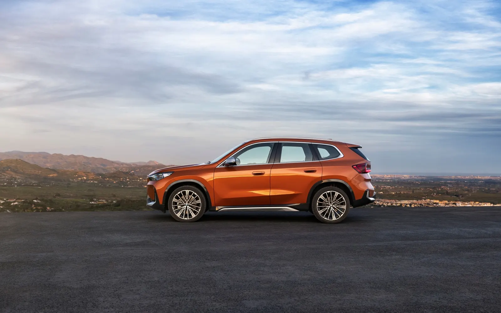 BMW X1 – вид сбоку