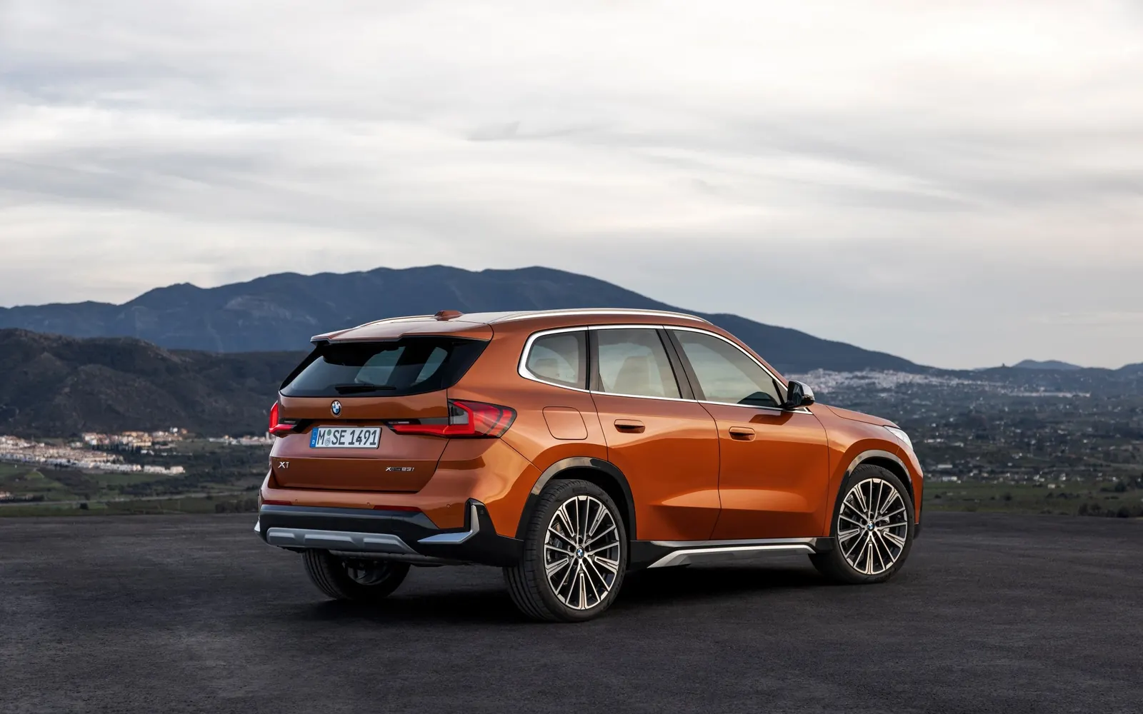 BMW X1 – вид сзади сбоку