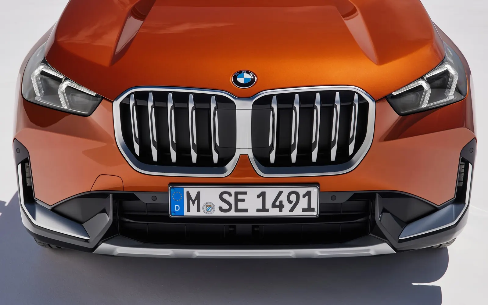 BMW X1 – деталь кузова, фары