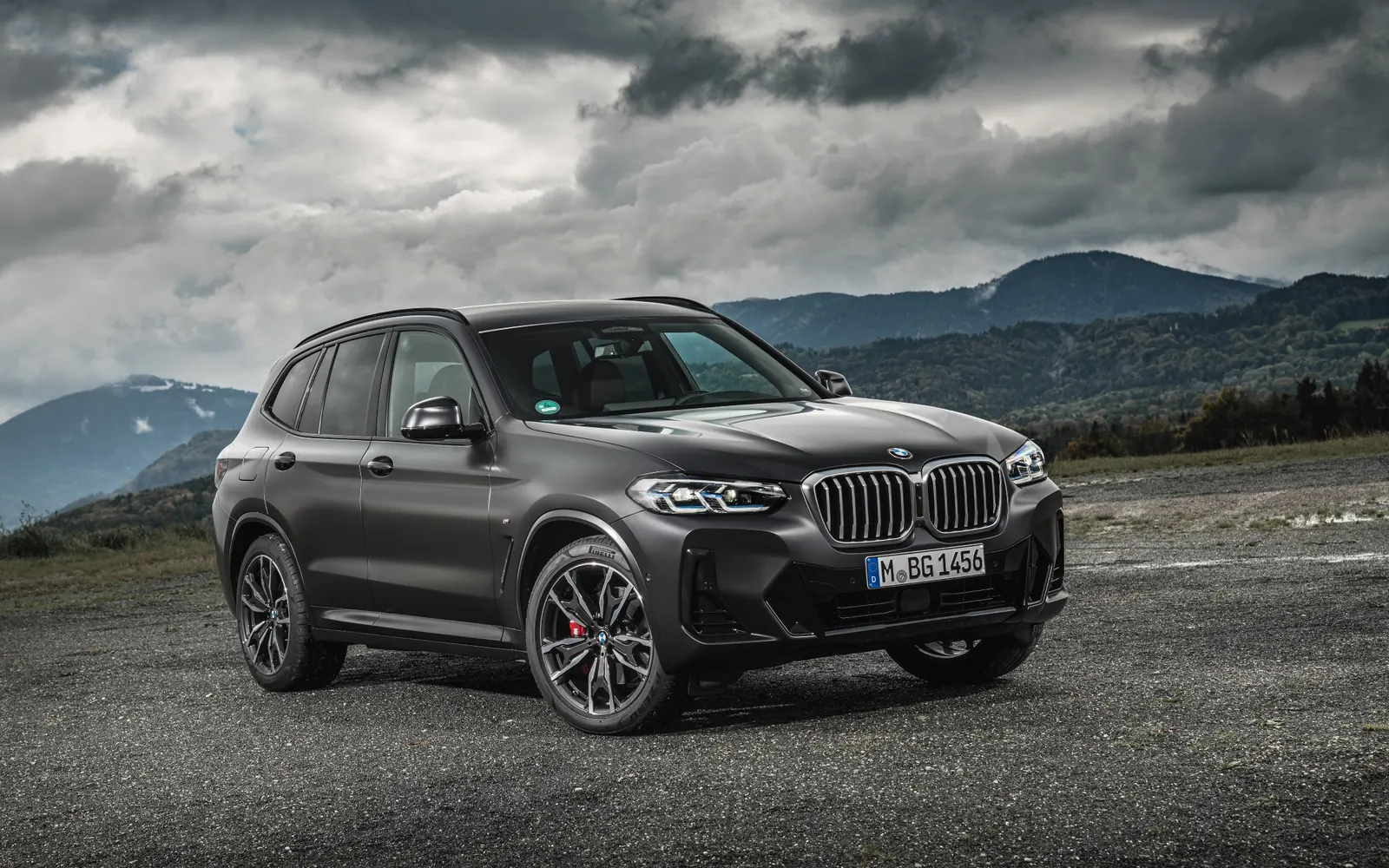 BMW X3 – вид спереди сбоку