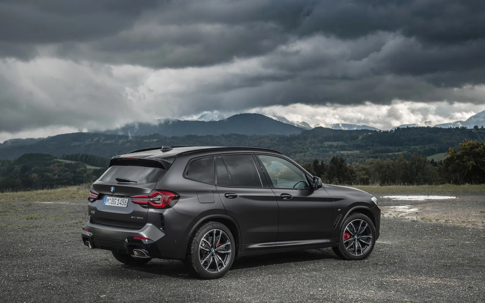 BMW X3 – вид сзади сбоку