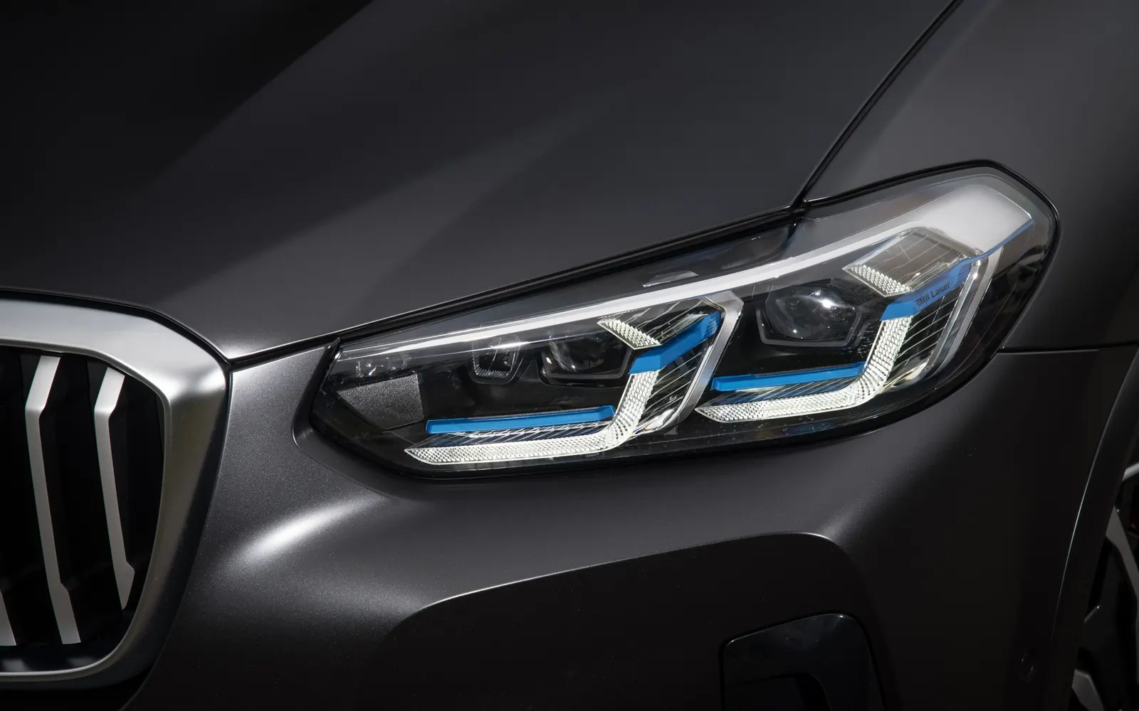 BMW X3 – деталь кузова, фары