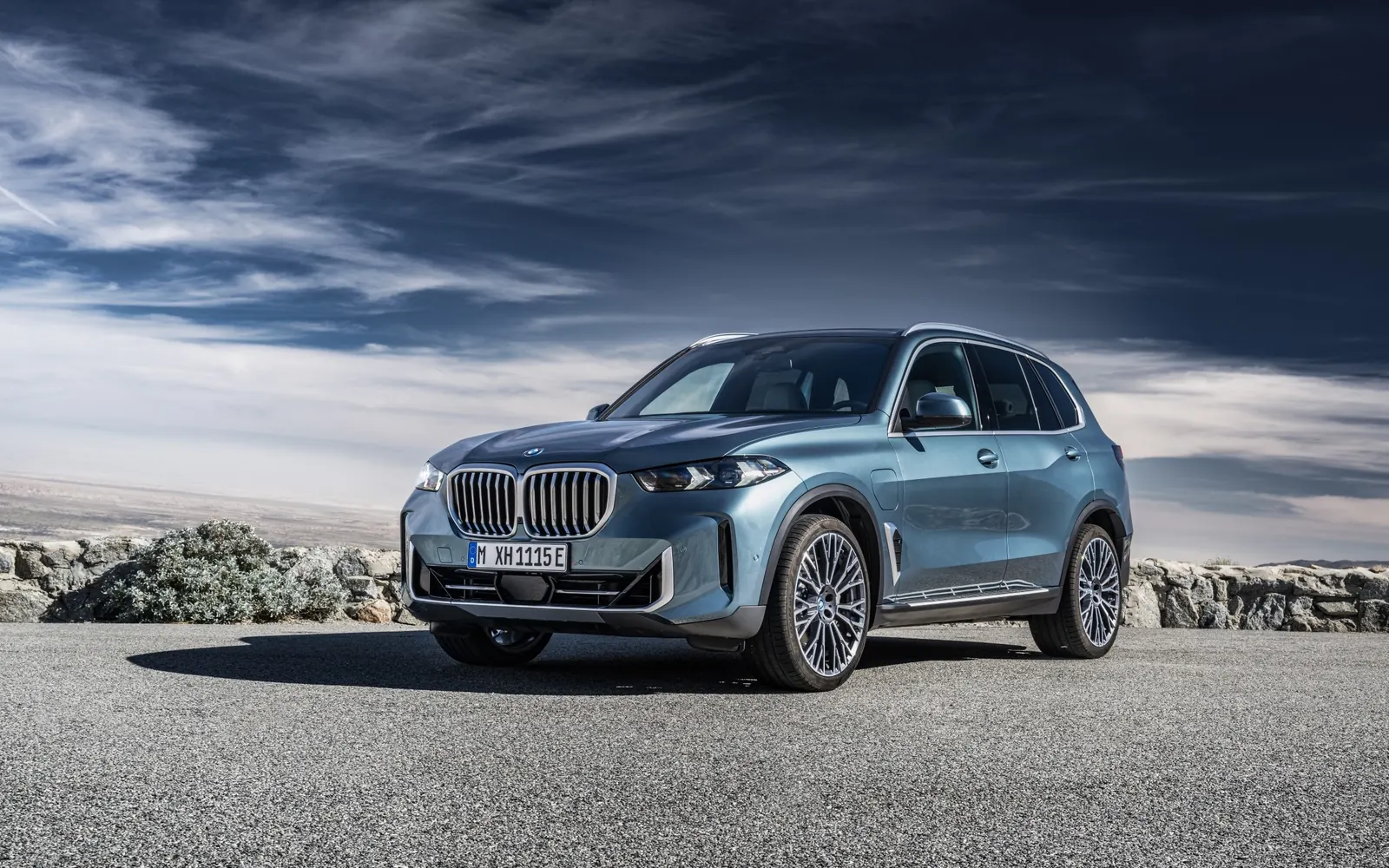 BMW X5 – вид спереди сбоку