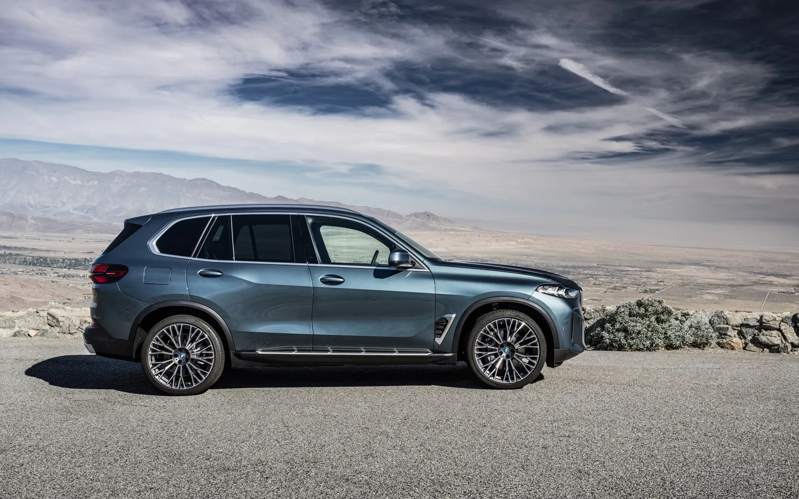 BMW X5 – вид сбоку
