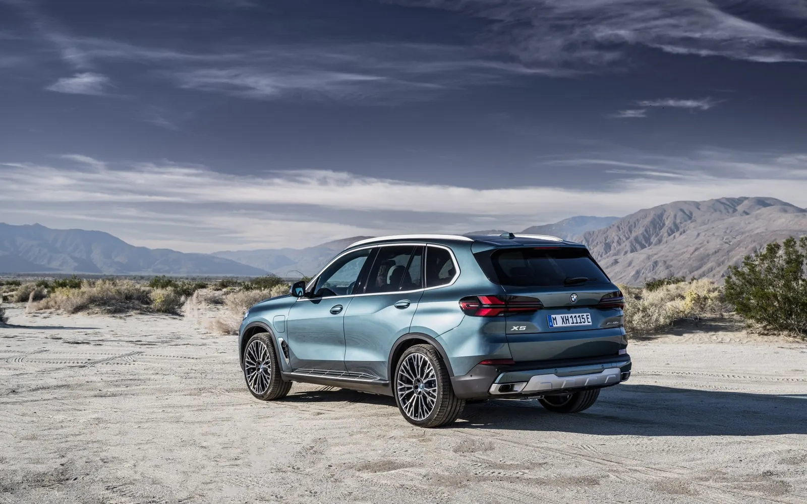 BMW X5 – вид сзади сбоку
