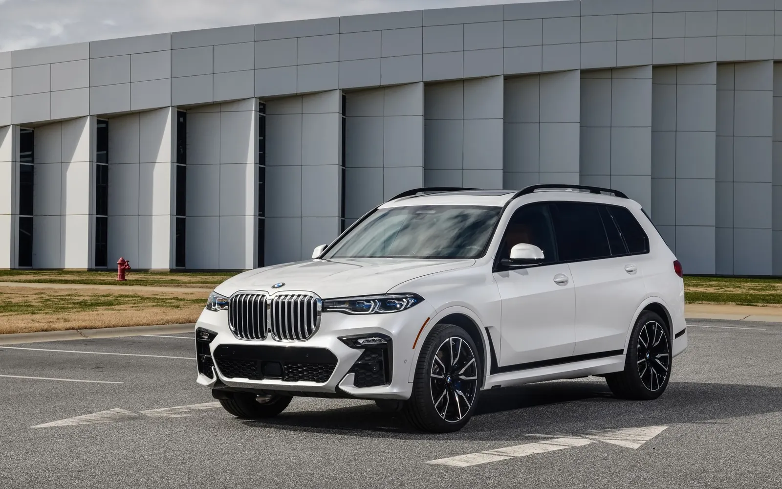 BMW X7 – вид спереди сбоку