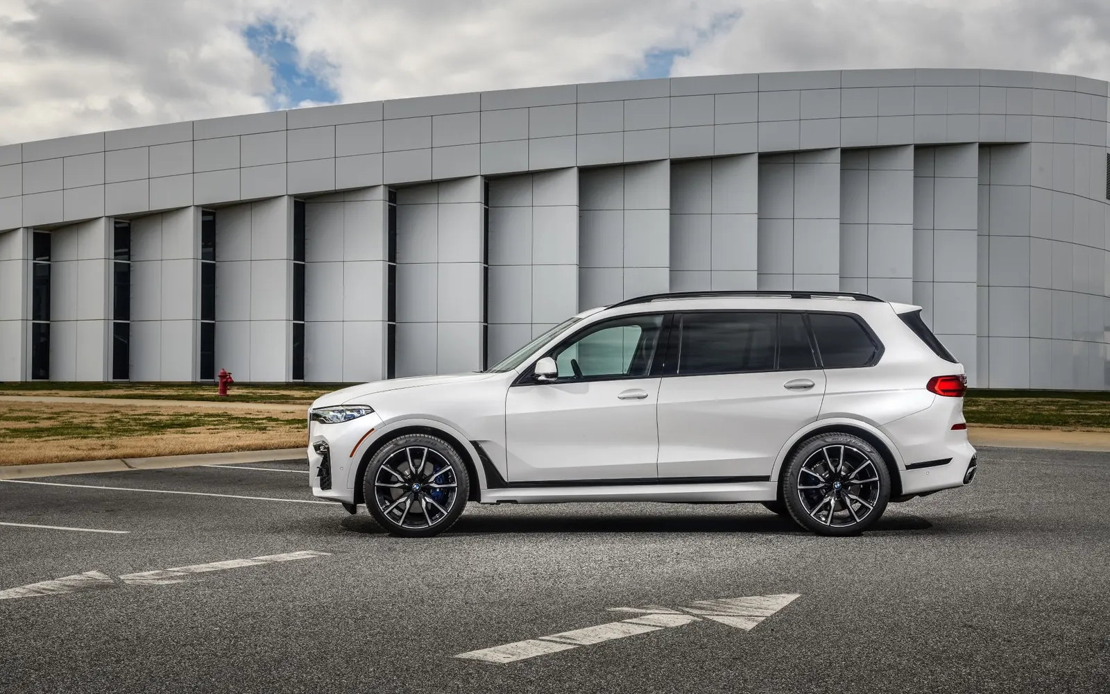 BMW X7 – вид сбоку