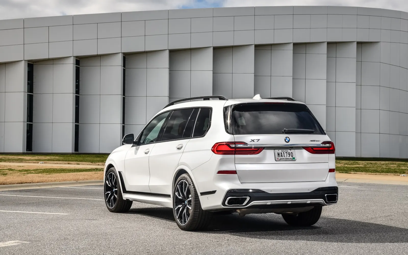 BMW X7 – вид сзади сбоку