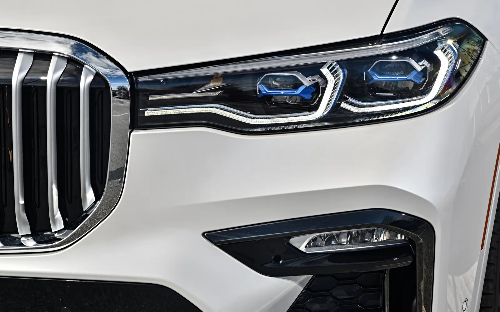 BMW X7 – фара и решётка радиатора