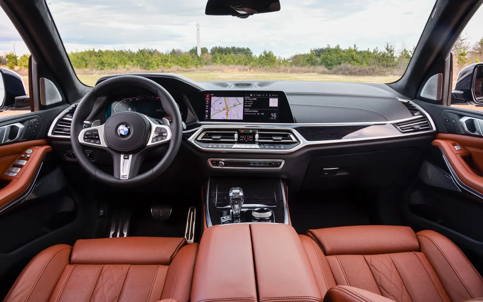 BMW X7 – панель приборов и экран мультимедиа
