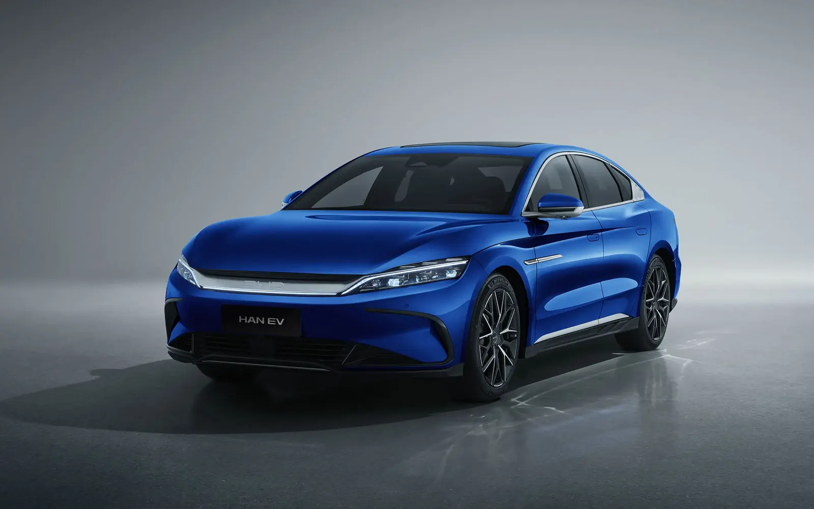 BYD Han – вид спереди сбоку