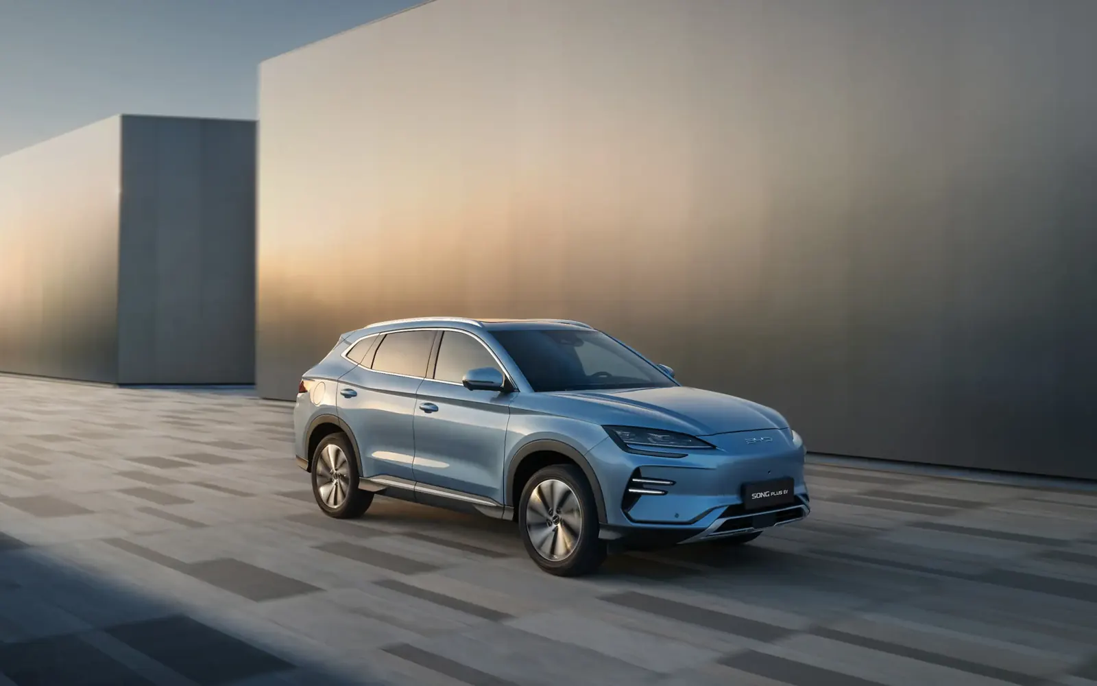 BYD Song Plus EV – вид спереди сбоку