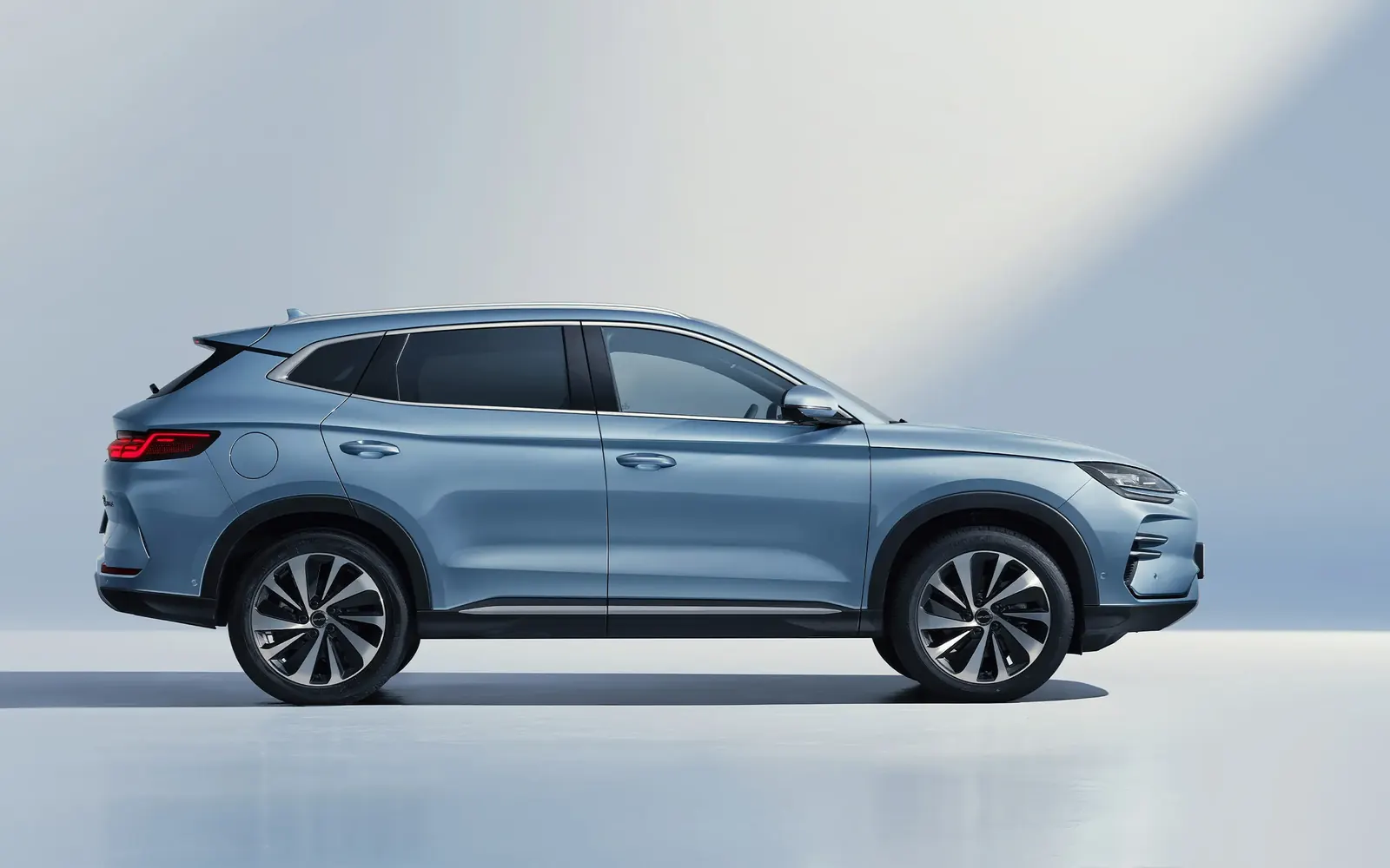 BYD Song Plus EV – вид сбоку