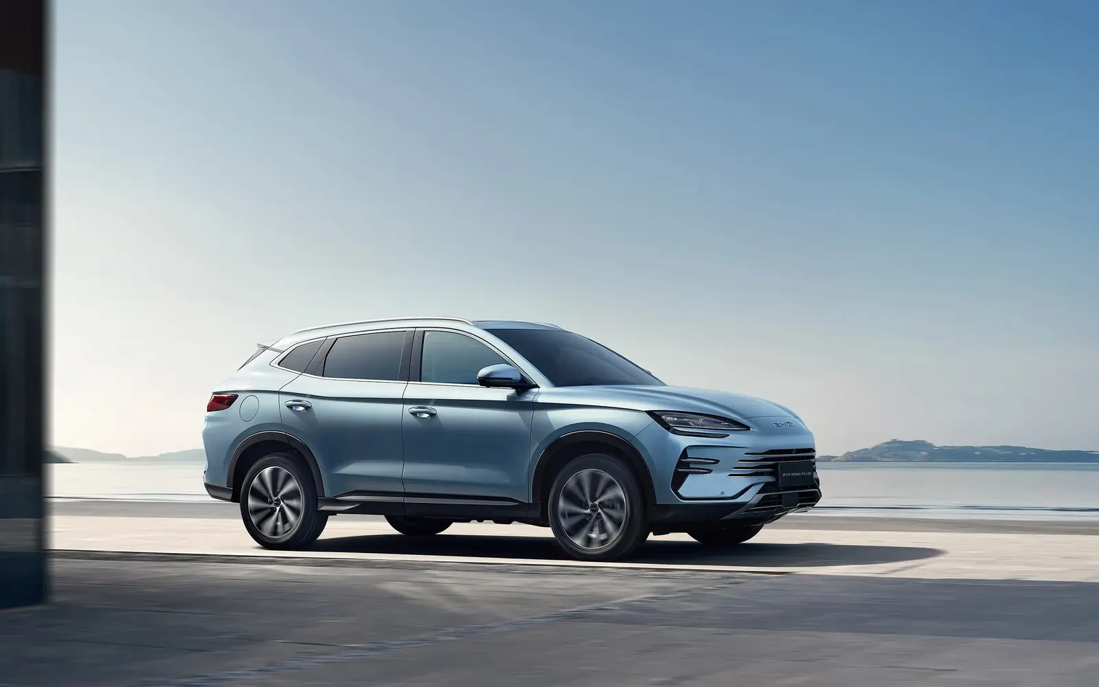 BYD Song Plus EV – вид сбоку на побережье