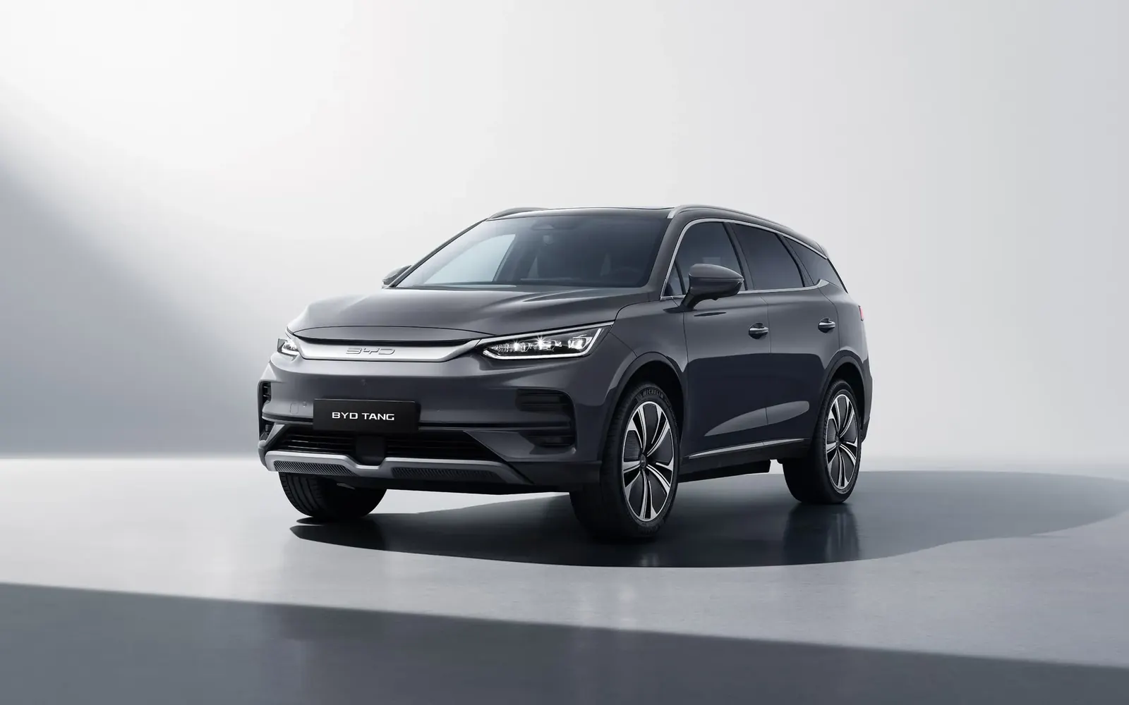BYD Tang – вид спереди сбоку
