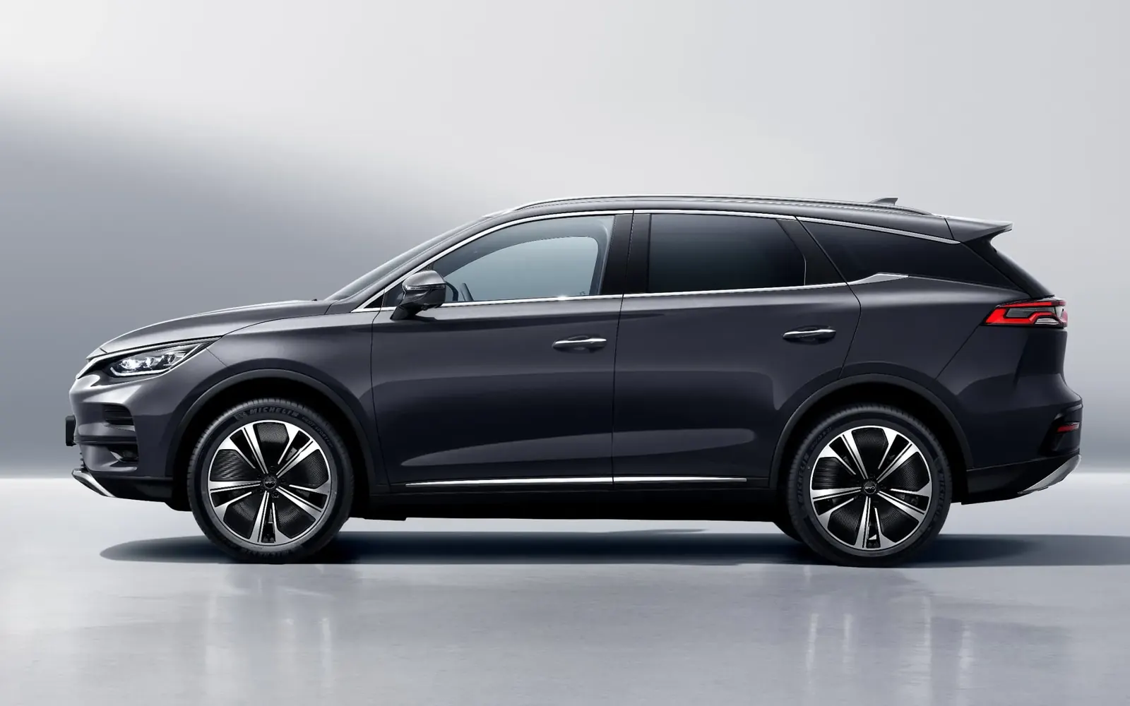 BYD Tang – вид сбоку