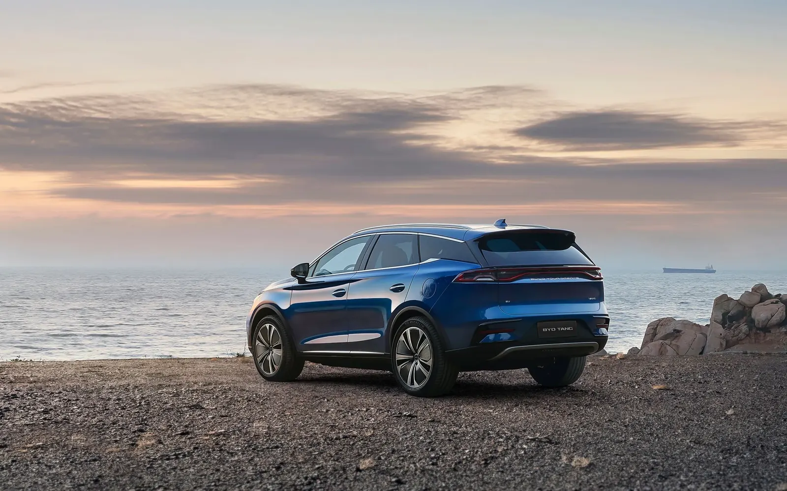 BYD Tang – вид сзади сбоку