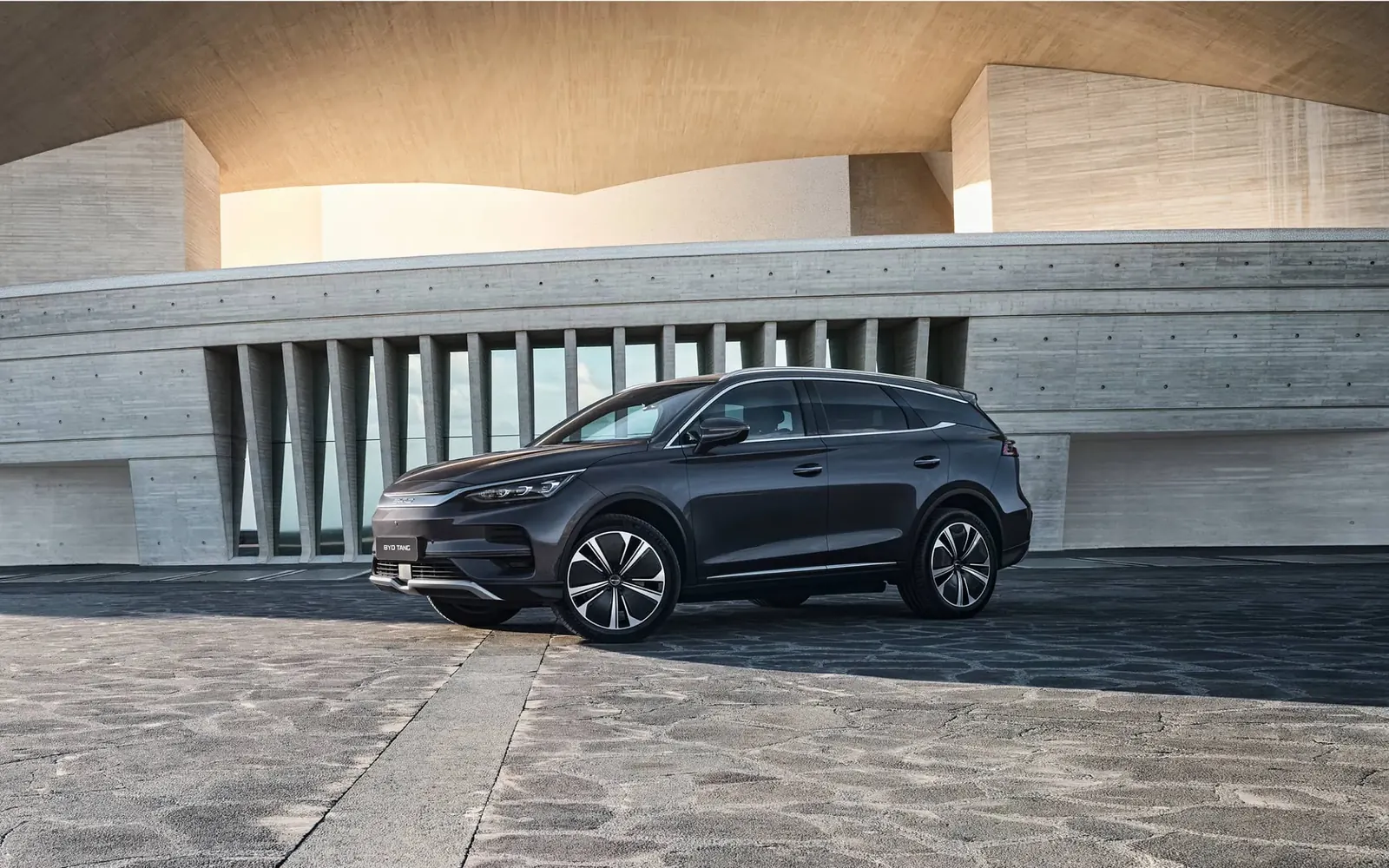 BYD Tang – вид спереди сбоку на улице