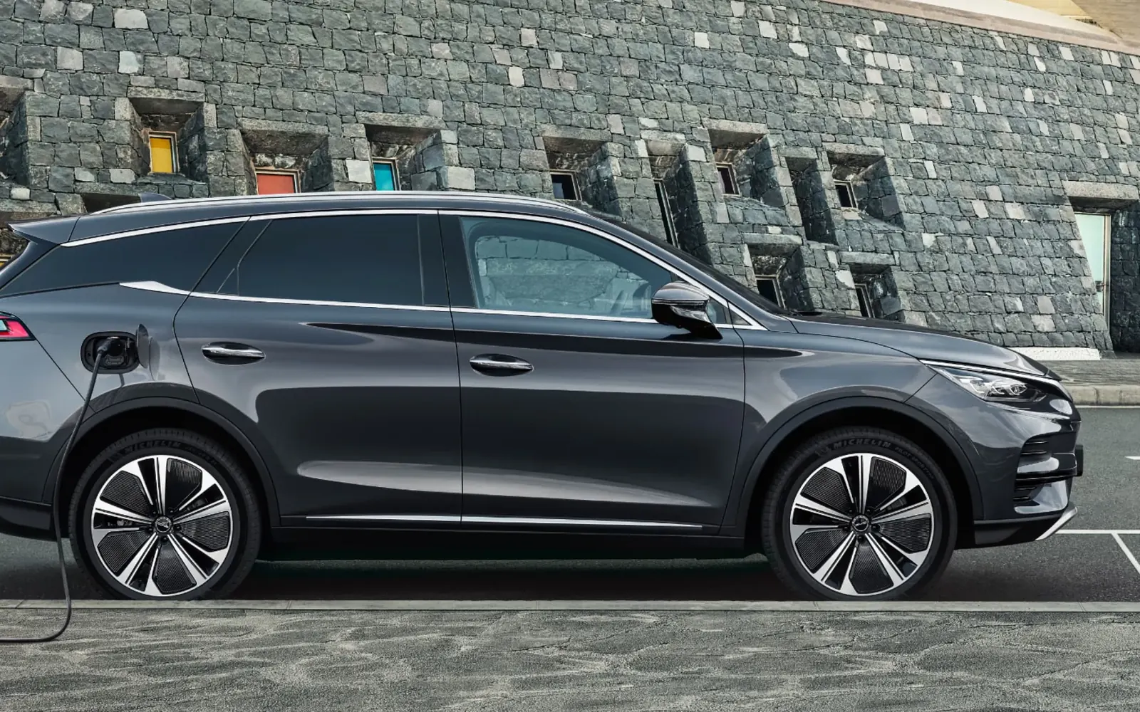 BYD Tang – на зарядке, вид сбоку