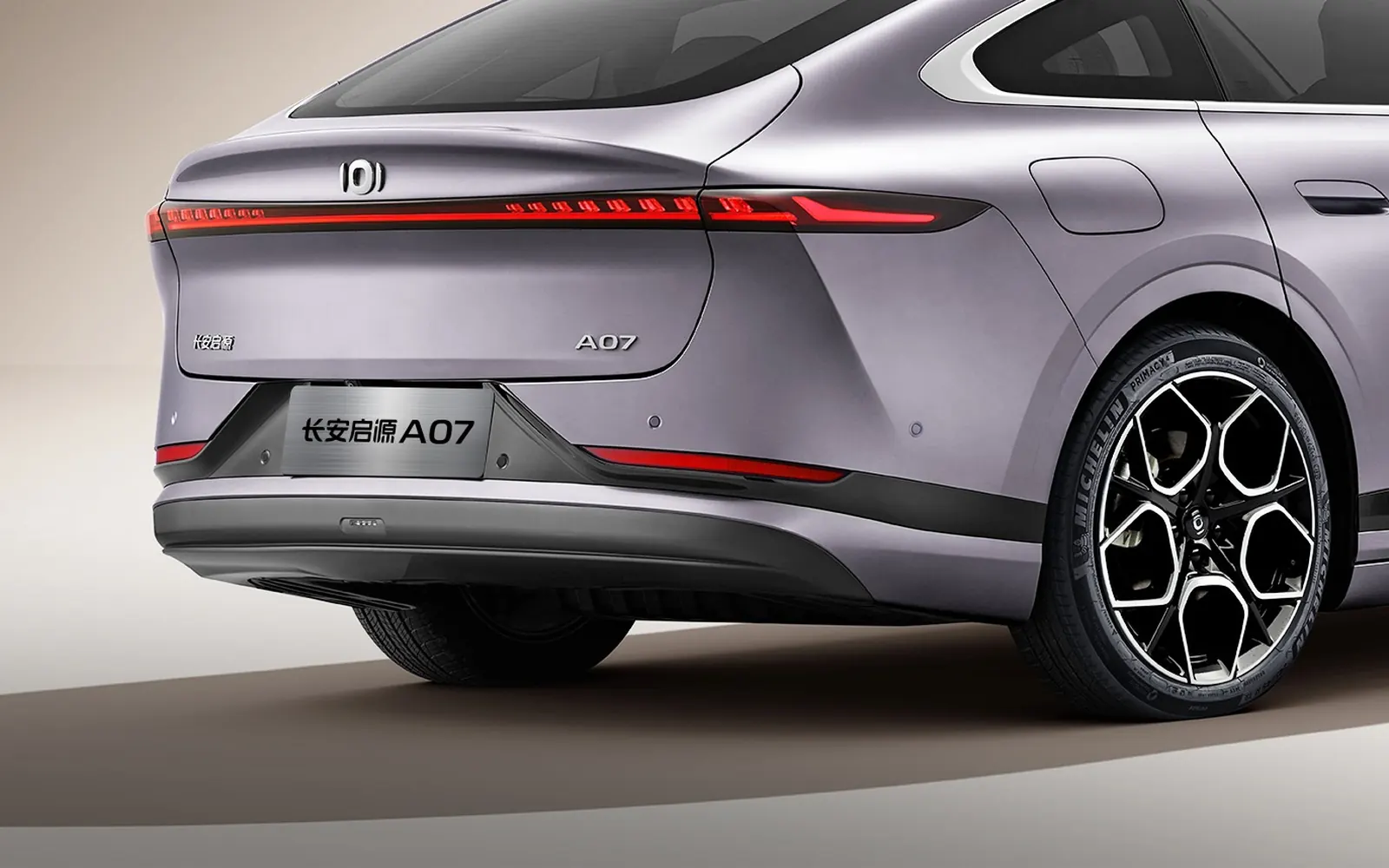 Changan Qiyuan A07 – вид сзади сбоку