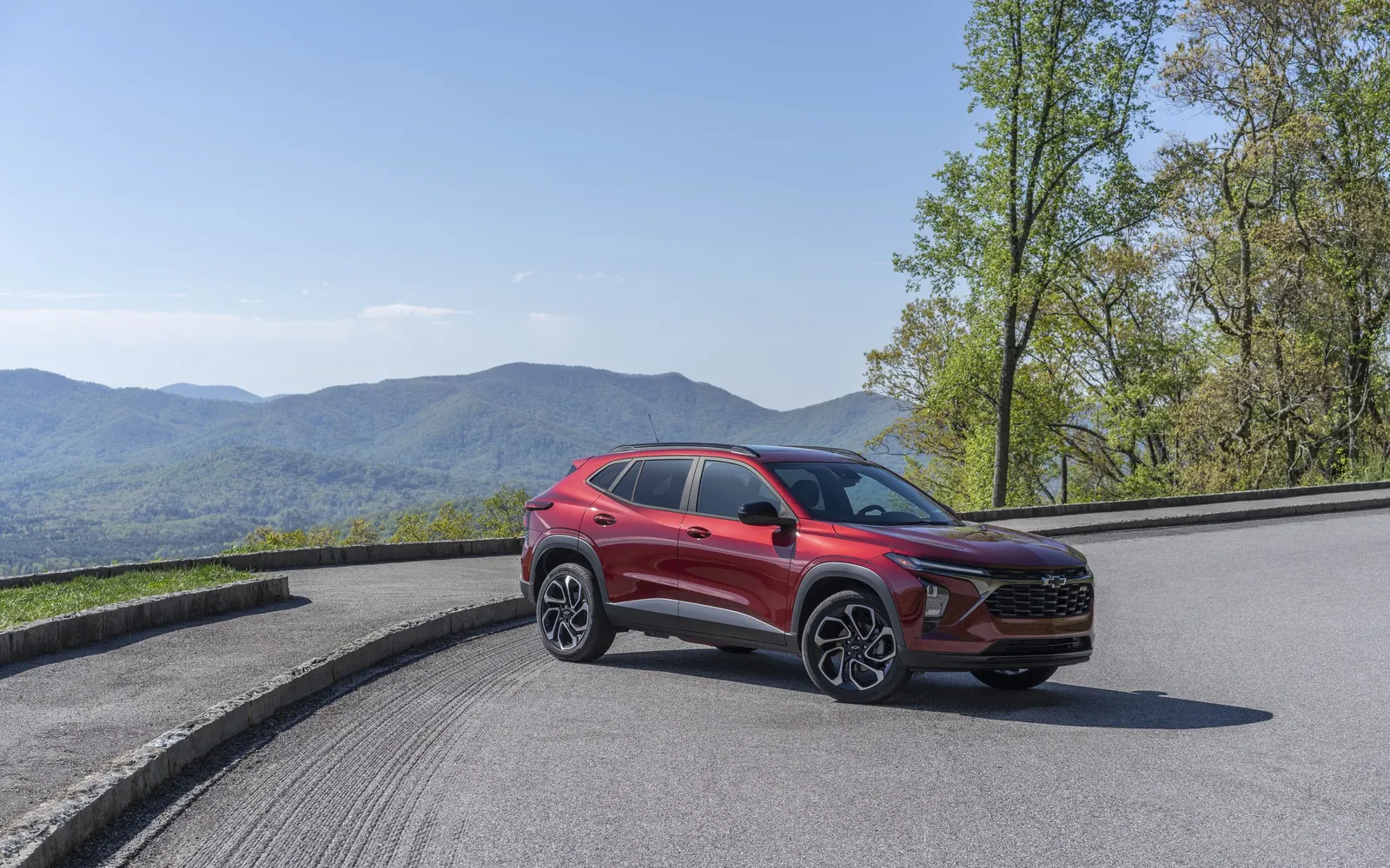Chevrolet Trax – вид спереди сбоку на дороге