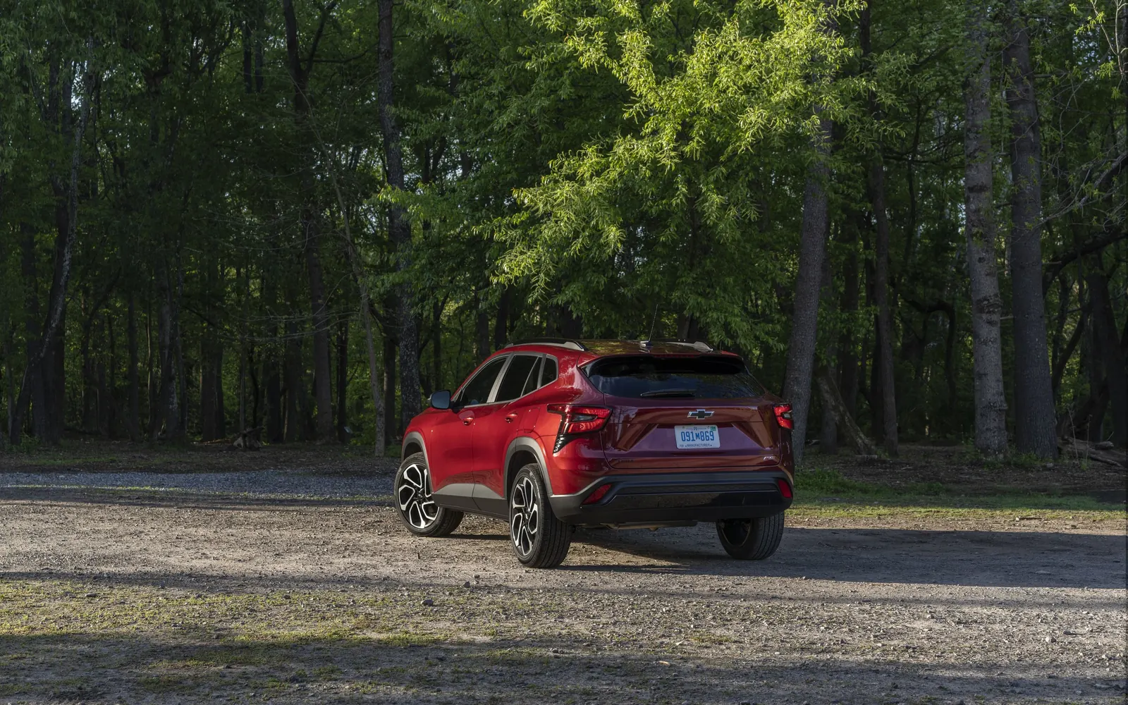 Chevrolet Trax – вид сзади сбоку на дороге
