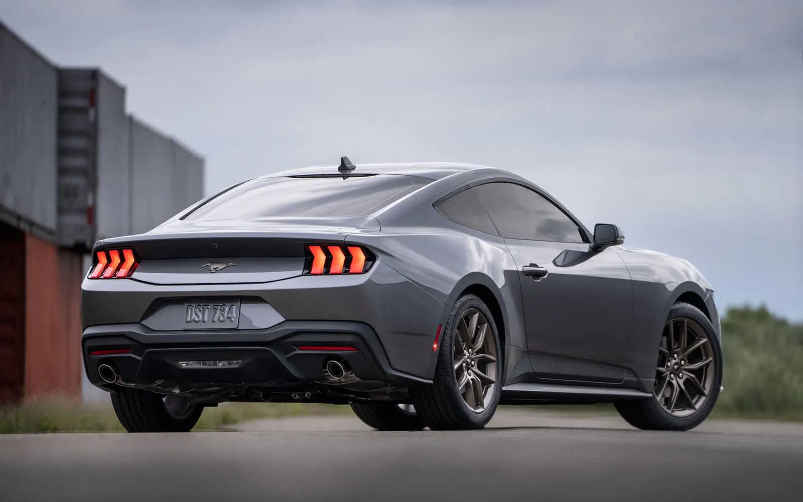 Ford Mustang – вид сзади сбоку