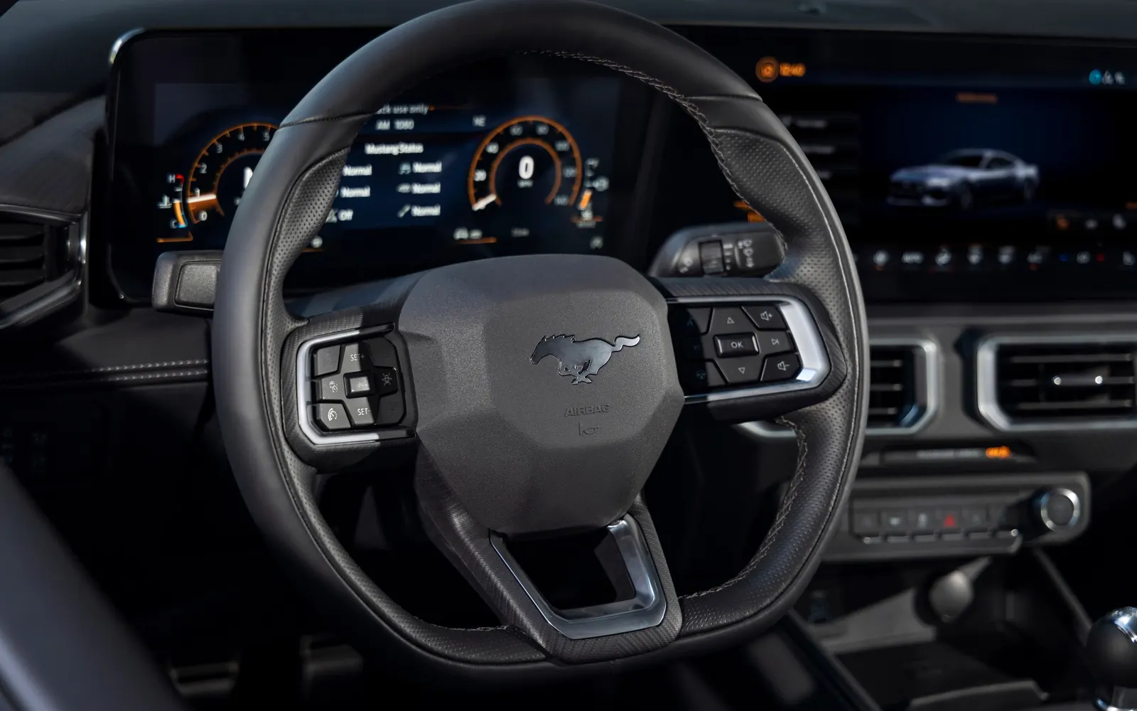 Ford Mustang – цифровая панель и экран мультимедиа
