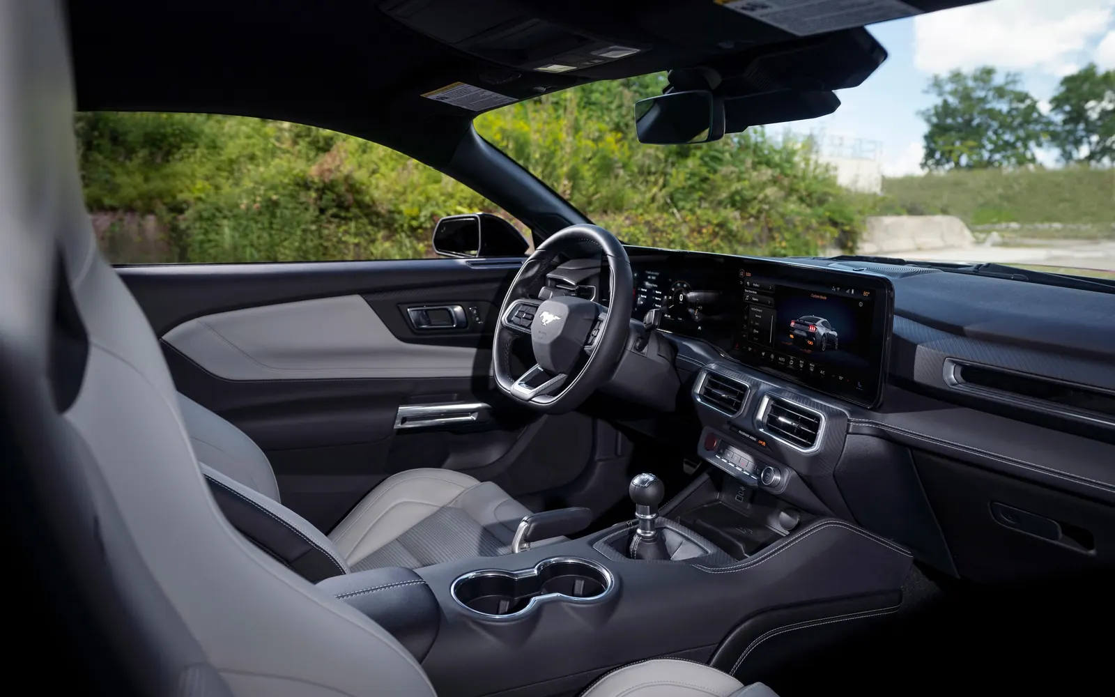 Ford Mustang – салон, вид сбоку