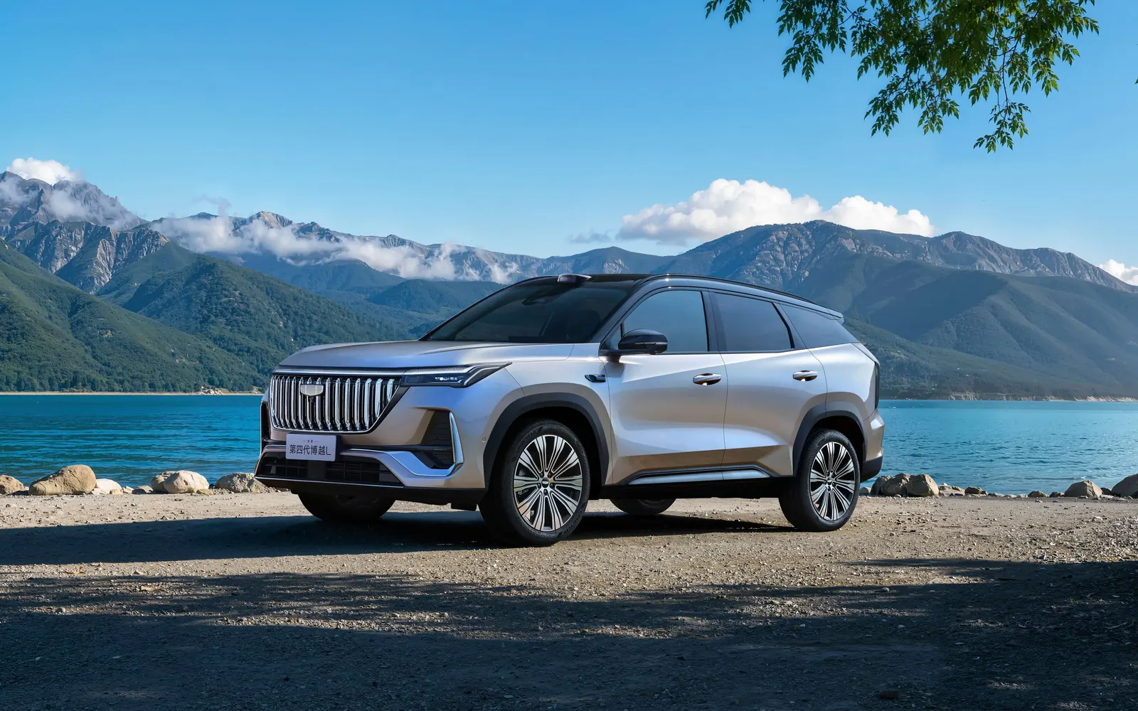 Geely Boyue L – вид спереди сбоку