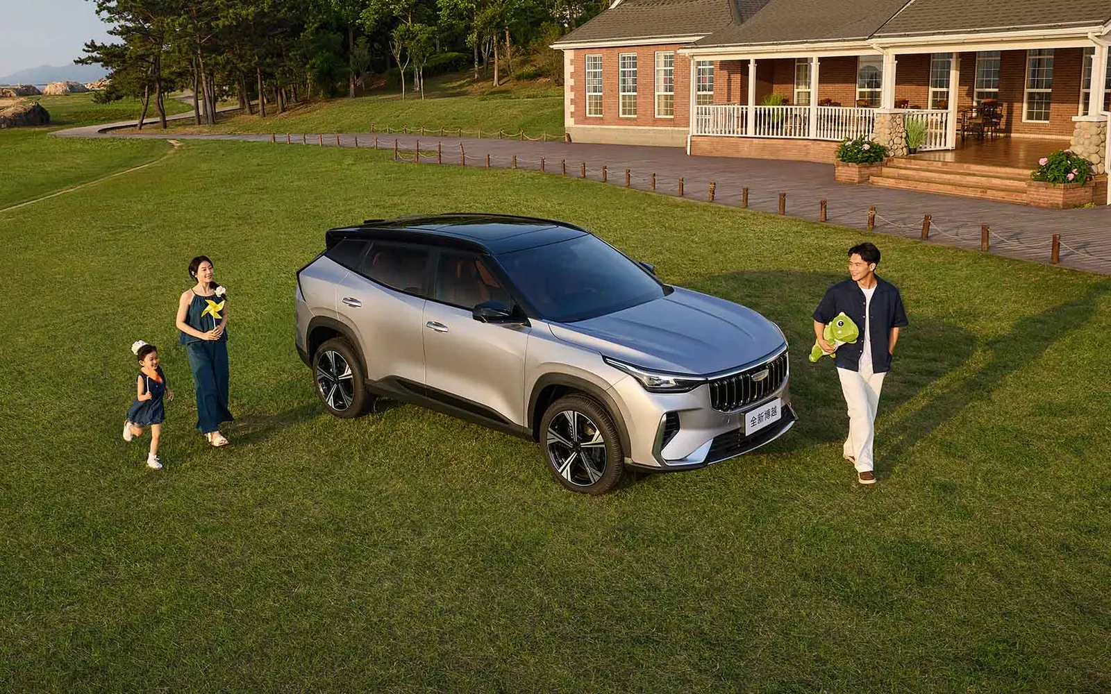 Geely Boyue – вид спереди сбоку на лужайке
