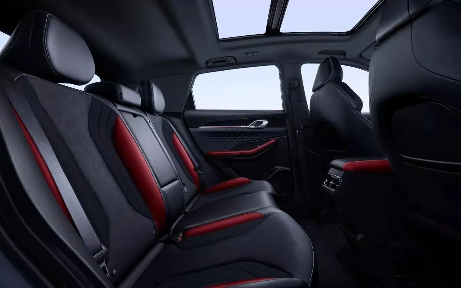 Geely Coolray – задний ряд
