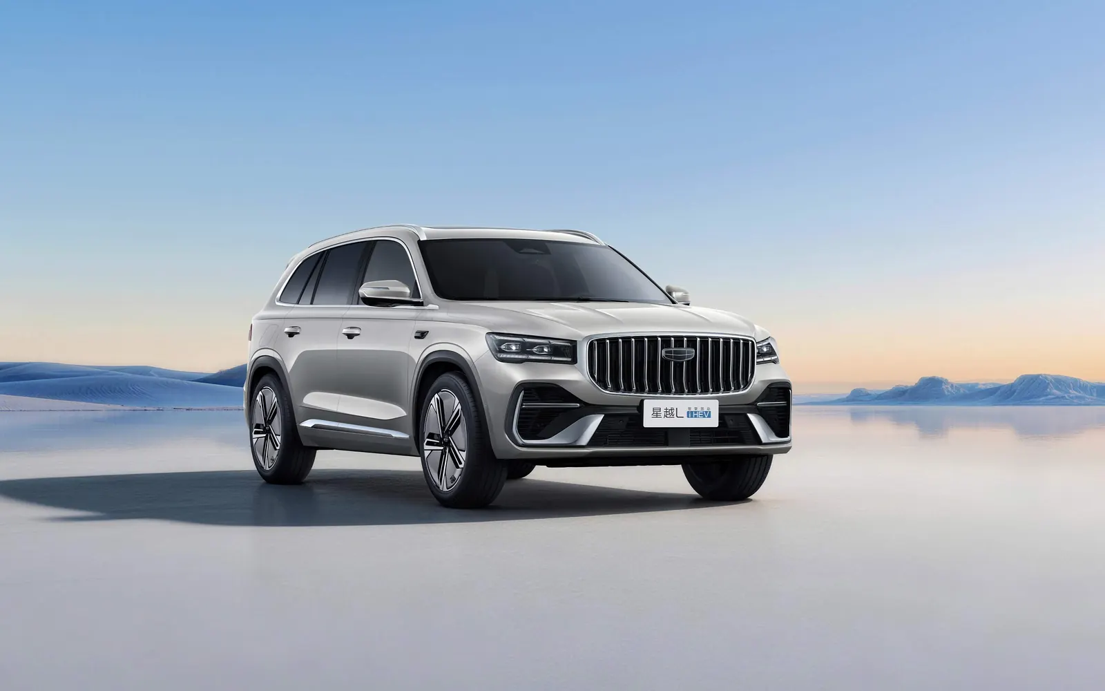 Geely Xingyue L – вид спереди сбоку, серебристый