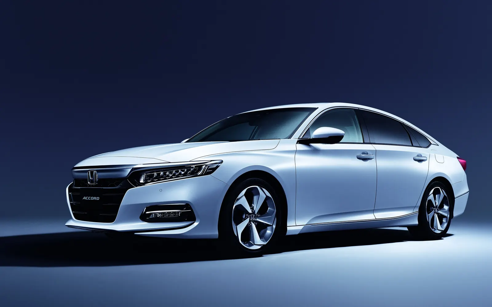Honda Accord – вид спереди сбоку