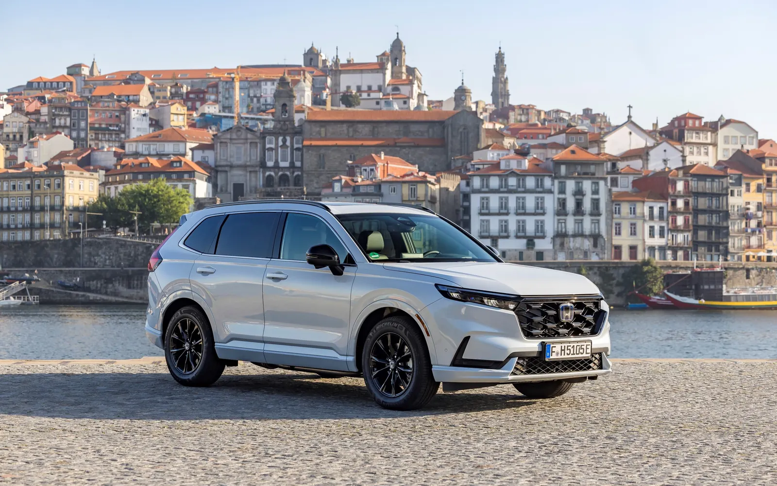 Honda CR-V – вид спереди сбоку