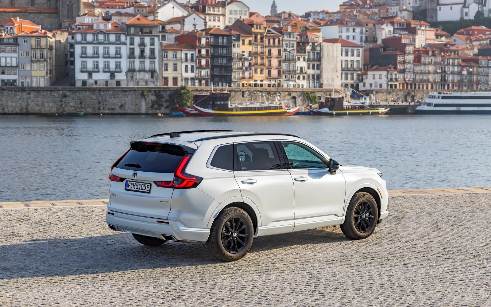 Honda CR-V – вид сзади сбоку