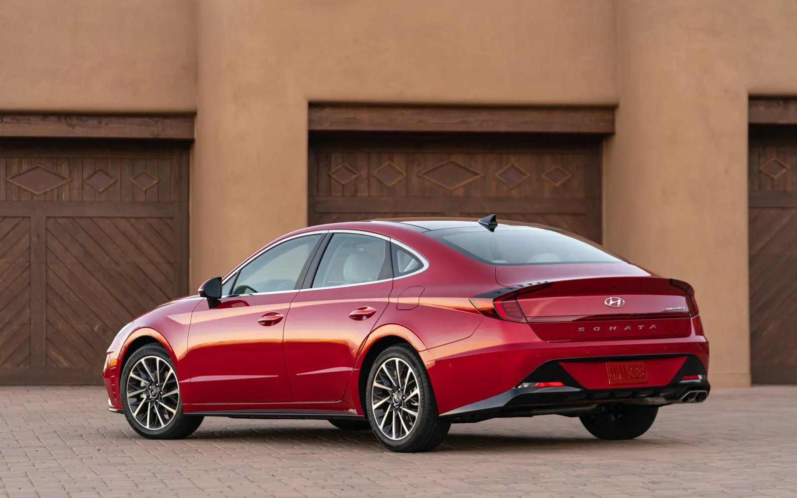 Hyundai Sonata DN8 – вид сзади сбоку